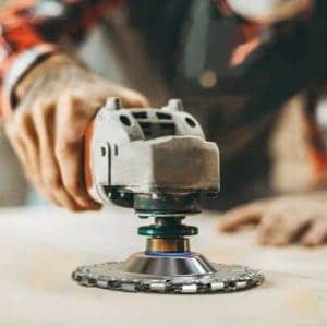 Nástavec na úhlovou brusku s kotoučem na řetězovou pilu