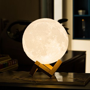 LAMPA VE TVARU MĚSÍCE